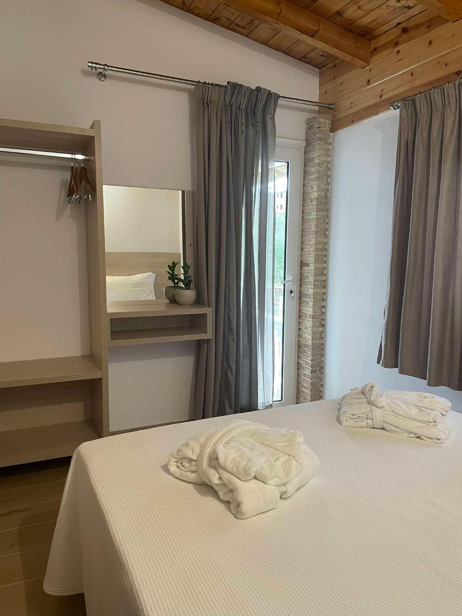 Milos Apartments Himare Exteriör bild