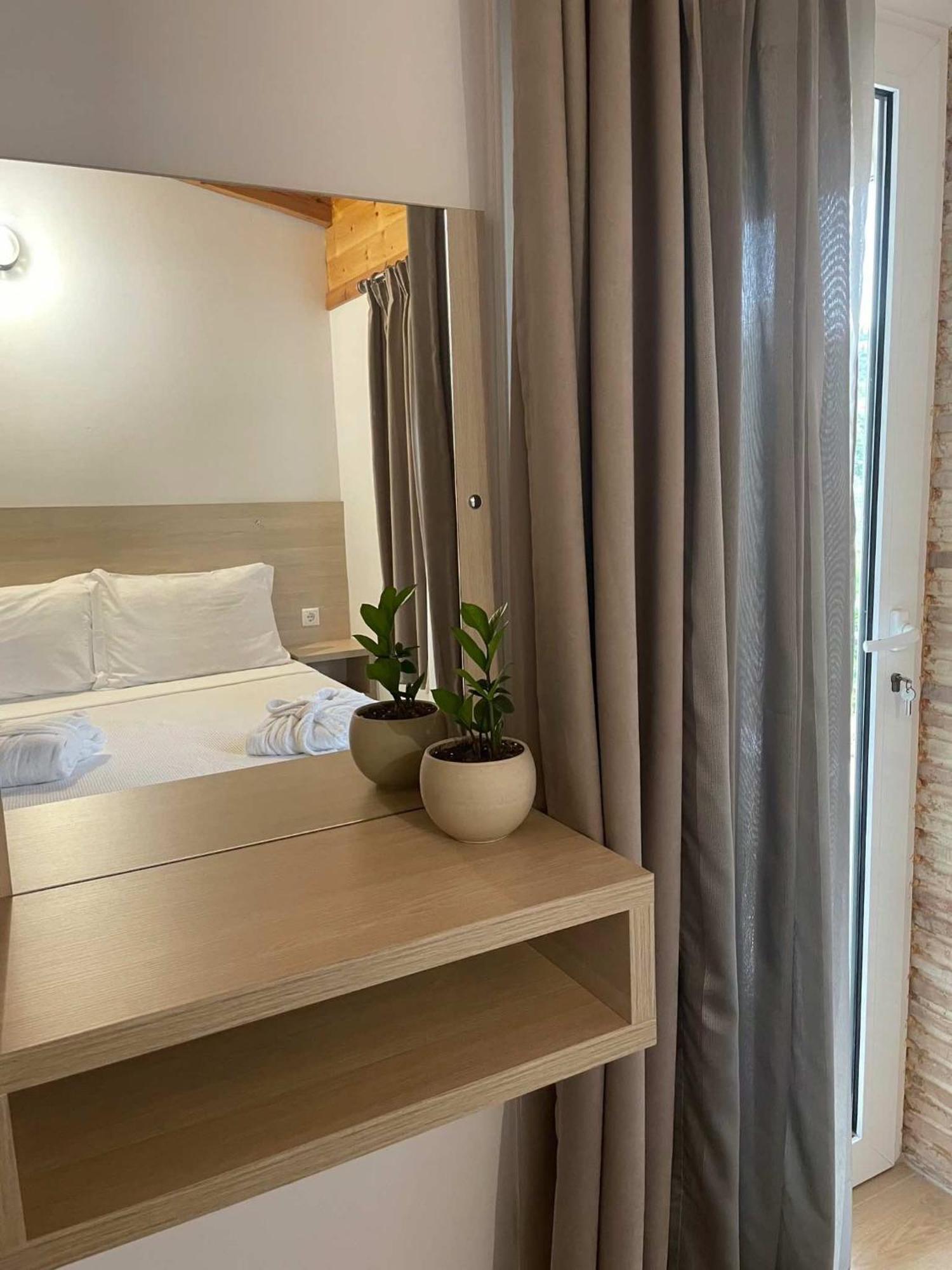 Milos Apartments Himare Exteriör bild